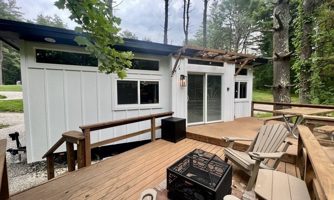 Logan House | Dahlia Tiny House by the Lake