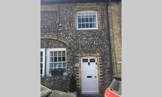 Arundel House | Daisy Cottage