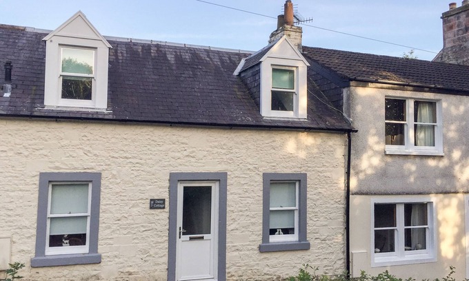 Moffat Cottage | DAISY COTTAGE, pet friendly in Moffat