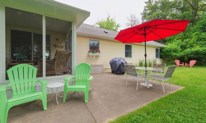 West Wing Estates House | Dale Cottage - Just a block away from beautiful Lake Michigan!