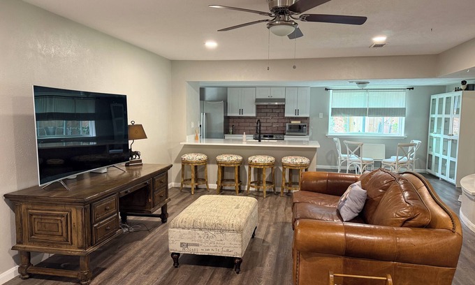 Oak Cliff House | Dallas 3BR, Fiber Internet + Big Yard, Sleeps 7-8