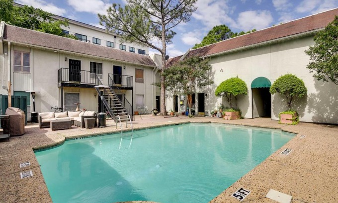 Knox - Henderson Apartment | Dallas Condo with Pool Access about 4 Mi to Downtown!