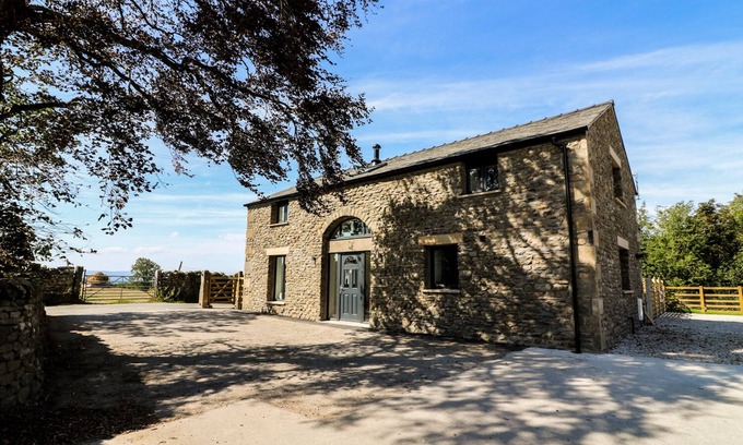 Casterton Cottage | DAMSON BARN, family friendly, with hot tub in Kirkby Lonsdale