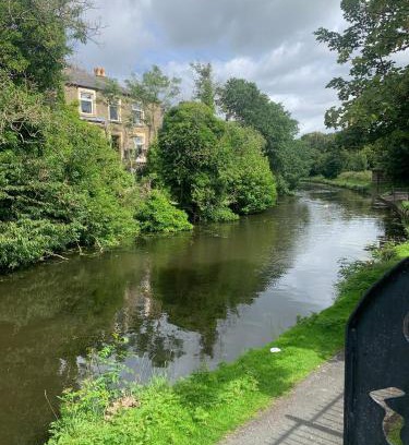 Burnley Apartment | Dane Guest House Free Parking Fast WiFi Modern Living