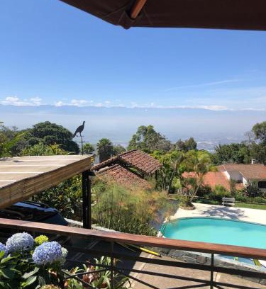 Yumbo House | DAPA CASA CAMPESTRE CON PISCINA y JACUZZI