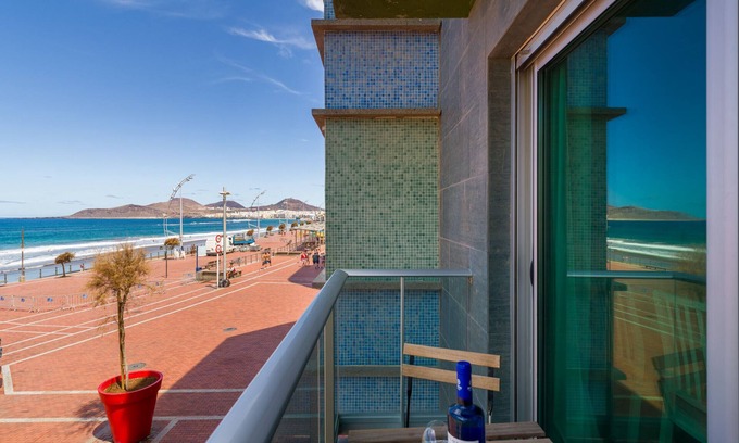 Las Palmas de Gran Canaria Ski Chalet | Dark Sand By CanariasGetaway