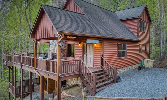 Ridges Over the Lake Cabin | Darby’s Ridge - view, pet friendly, hot tub