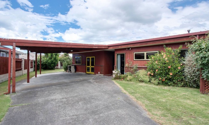 Taradale House | Darcy Delight - Taradale Holiday Home