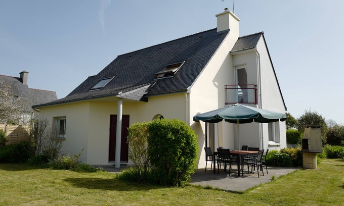Combrit House | Darkens a stone's throw from the sea