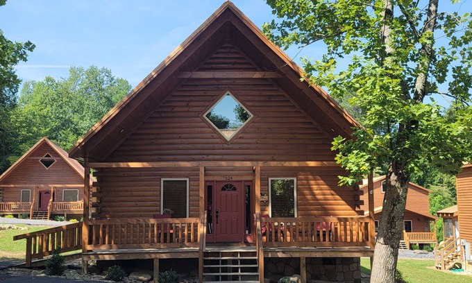 White Oak Lodge Cabin | Darling cabin with a private hot tub, seasonal pool, tennis court, & gym