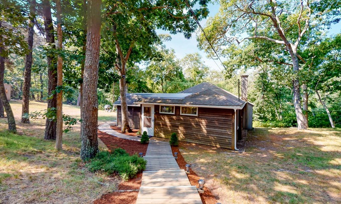 Chatham Cottage | Darling, secluded cottage with large yard - walk to Chatham & Lighthouse Beach