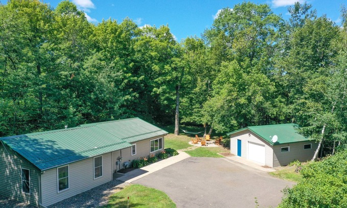 Garrison Cabin | Dates in July Open! Cabin on the Lake, Dock, Arcade, Kid & Dog Friendly