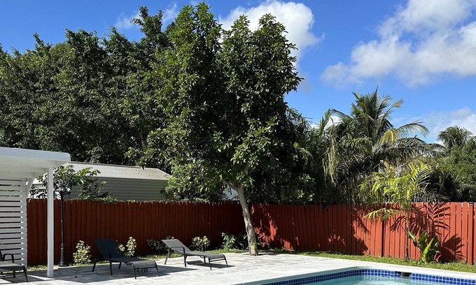 Davie House | Davie Tropical paradise heated, pool, and spa