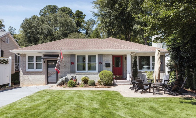 Athens House | Dawgwood Den- Walk to Sanford Stadium & 5 Points Athens!