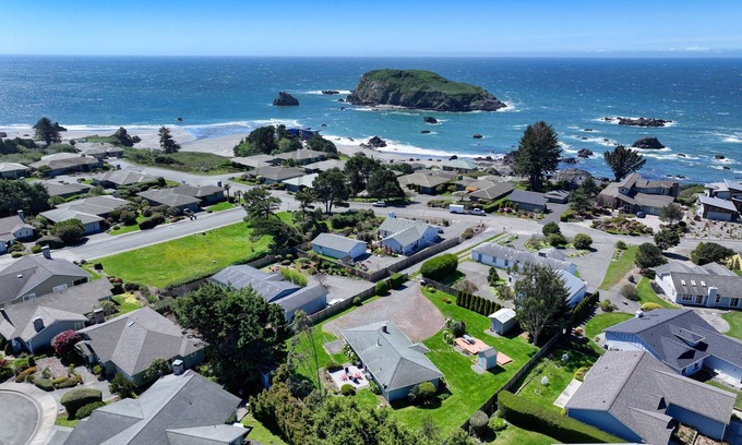 Brookings House | Dawson's Landing, by the beach! 5-minute walk to beach access!