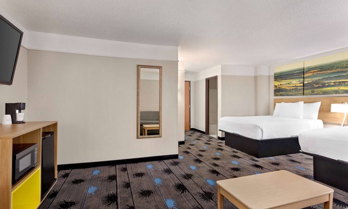 Tarrytown Hotel | Days Inn by Wyndham Kansas City International Airport