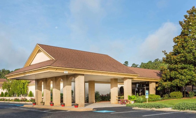 West Southern Pines Hotel | Days Inn & Conf Center by Wyndham Southern Pines Pinehurst
