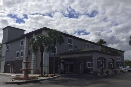 Bonita Springs Hotel | Days Inn & Suites by Wyndham Bonita Springs North Naples