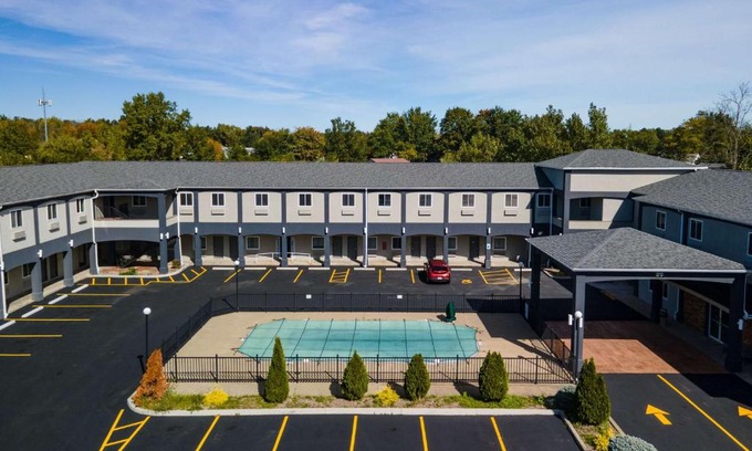 Niagara Falls Hotel | Days Inn & Suites by Wyndham Niagara Falls/Buffalo