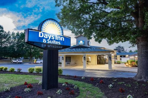 Williamsburg Hotel | Days Inn & Suites by Wyndham Colonial