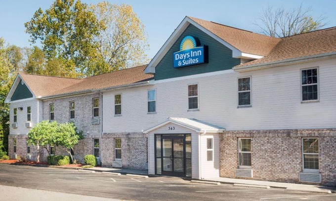 Sellersburg Hotel | Days Inn & Suites by Wyndham Sellersburg