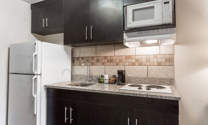 Rocky Mount Hotel | Days Inn & Suites by Wyndham Rocky Mount Golden East