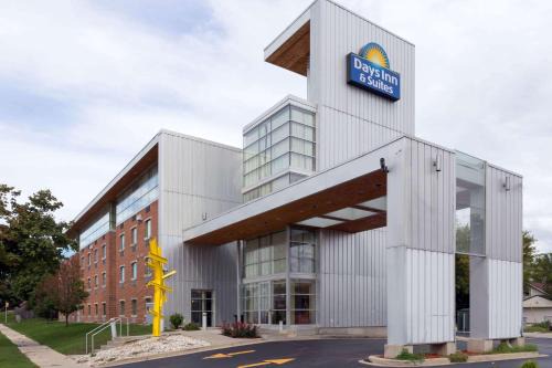 Milwaukee Hotel | Days Inn & Suites by Wyndham Milwaukee