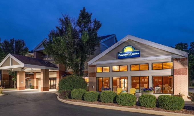 Monona Hotel | Days Inn & Suites by Wyndham Madison