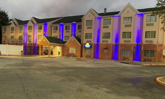Pinecrest West Park Hotel | Days Inn & Suites by Wyndham Tampa/Raymond James Stadium
