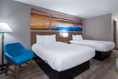 Commerce Hotel | Days Inn & Suites by Wyndham Commerce