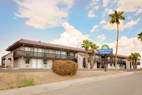 Needles Hotel | Days Inn & Suites by Wyndham Needles