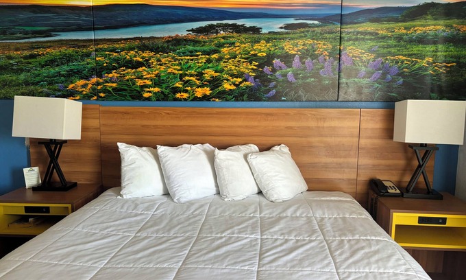 Needles Hotel | Days Inn & Suites by Wyndham Needles