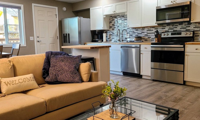 Spenard House | ✴Dazzling Apartment - Awesome Location✴