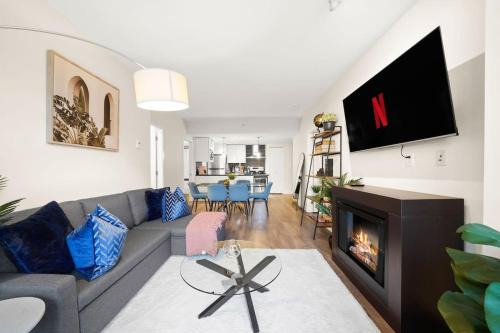 Crosstown House | Dazzling Condo by Stadium Downtown with FREE Parking