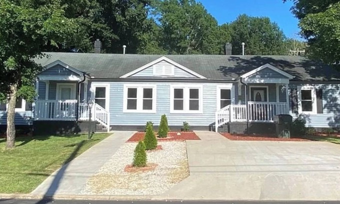 Burlington House | Dazzling Downtown Duplex(entire duplex) close to Elon University