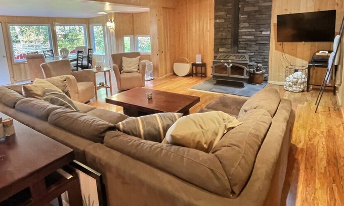 Beaconia Cottage | Dazzling Gull Lake Cabin + Lakefront + 4 Bdr + Hot Tub(200)