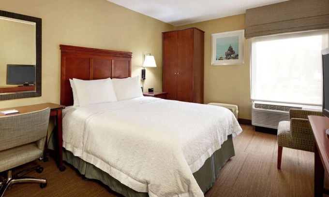 Oakland Park House | Dazzling Queen Room for Work and Leisure!