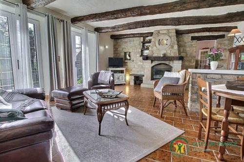 Locoal-Mendon House | De la quenouille