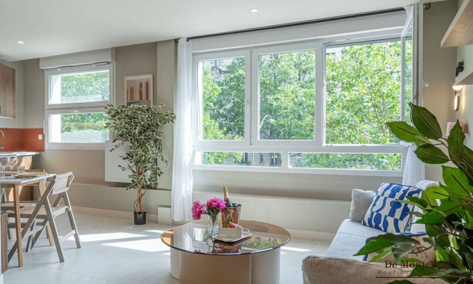 Notre-Dame-des-Champs Apartment | De Montescal - Hot Tub A/C small appartment