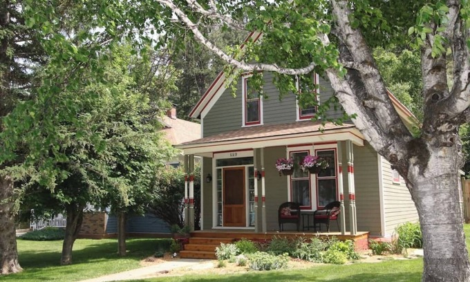 Deadwood House | Deadwood’s Old Front Porch as featured in Destination Deadwood Magazine