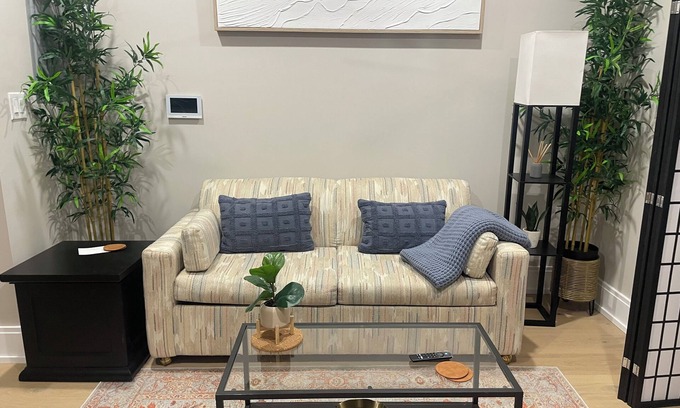 Dearborn Apartment | Dearborn #1 Modern and Cozy 1-bedroom apartment with WiFi, AC, Henry Ford Museum