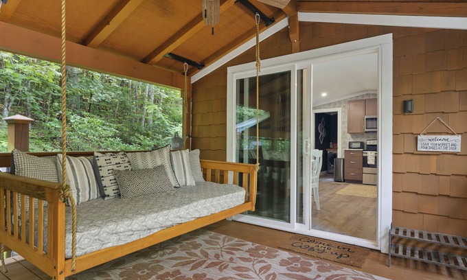 Flat Rock Cottage | DEC-FEB MONTHLY 50% OFF The Gala Getaway @ Backyard 🍎 Cottages