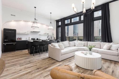 Downtown Louisville Apartment | Decadent Cityscape Retreat