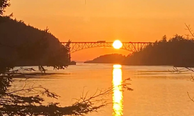 Oak Harbor Villa | Deception Pass Home With Large Deck has View of Cornet Bay and nearby State Park