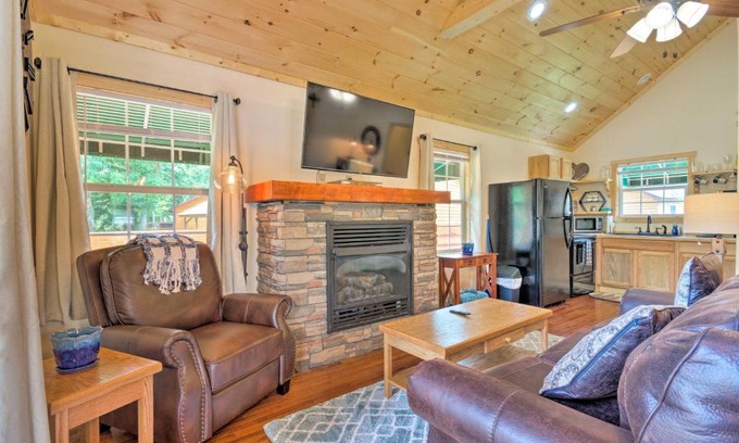 Cherokee House | Deck and Hot Tub Bryson City Riverfront Cabin!