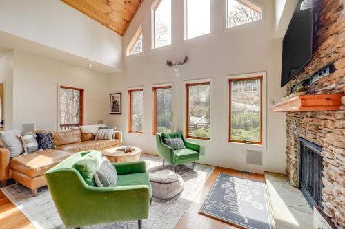 Beech Mountain House | Deck and Scenic Views Beech Mountain Cabin