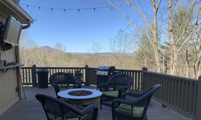 Helen House | DECKS, VIEWS, & NEAR MT. YONAH TRAIL HEAD, HOT TUB