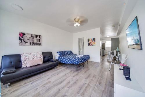 South Beach Apartment | Deco Apt w/2 Queen Beds on Ocean Dr, South Beach