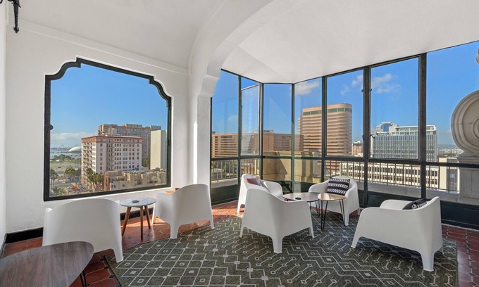 East Village Condo | Deco Hideaway 1-Bedroom Condo w/Fitness Room, Sun Deck & WiFi, Long Beach, CA