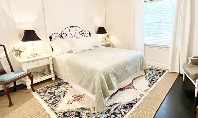 Valdosta Cottage | Decorator's Cozy Cottage adjacent to VSU and SGMC